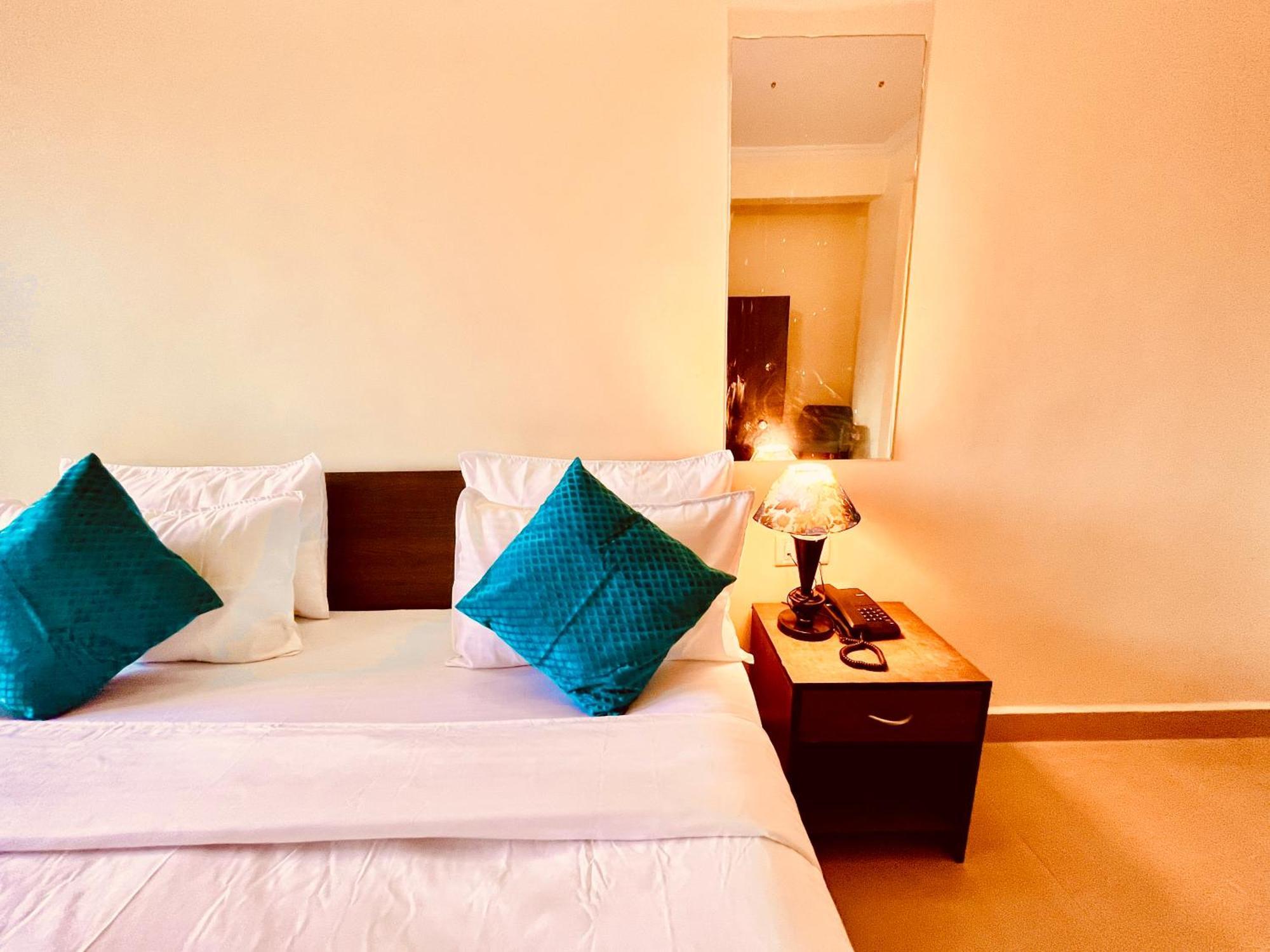 Summer Beach Resort, Goa - #Near Baga Beach #Swimming Pool #Garden #Bar #Lift #Premium Rooms #Property Of The Year #70565-84665 Calangute Dış mekan fotoğraf